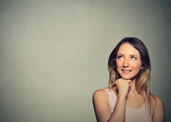 Feliz joven pensando soñar tiene ideas mirando hacia arriba — Foto de Stock