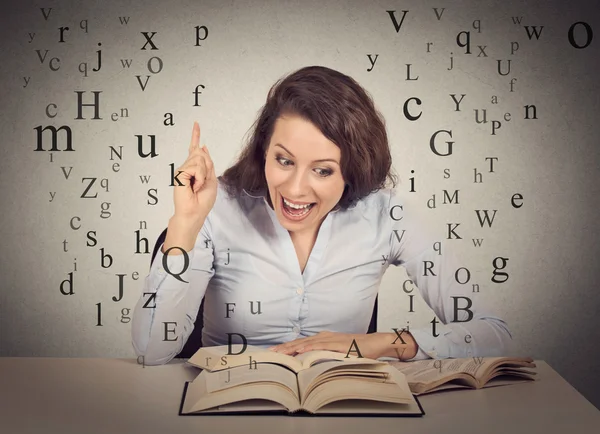 Kadın kitap okumak parmak ile işaret fikri heyecan gülümseyen