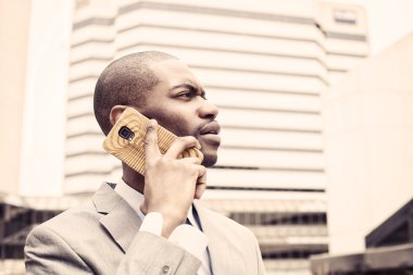 Yan profil portre yakışıklı genç işadamı cep telefonu üzerinde konuşurken