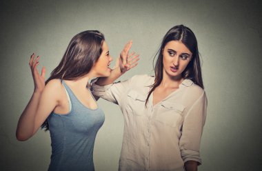 Kız utangaç çekingen kadına çığlık tepeden