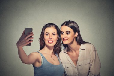 Selfie akıllı telefon kamerasıyla alarak iki güzel kız