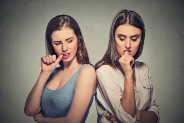 Bir çakışma ilişki hayatlarının geçmekte iki kızgın kızlar
