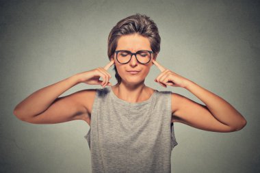 plugging ears with fingers doesn't want to listen