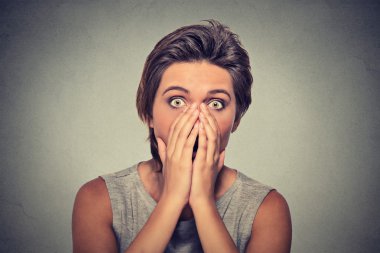 Endişe korkmuş genç kadın