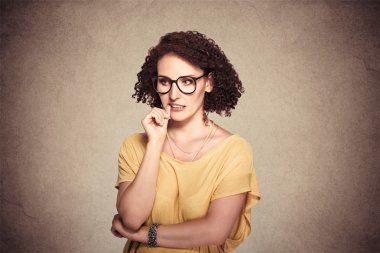 özlem bir şey tırnaklarını ısırma sinir görünümlü kadın