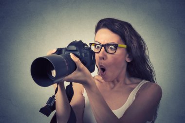 Closeup komik görünümlü genç kadın ile dijital fotoğraf makinesi