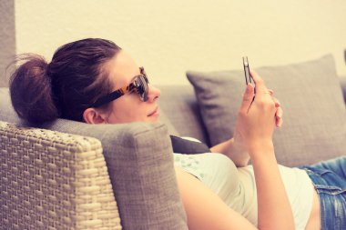 Mutlu genç kız manifatura bir otel Restoran Teras salonda akıllı telefon