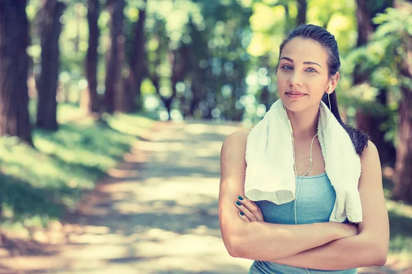 Confident fit woman with white towel resting after workout — Zdjęcie stockowe