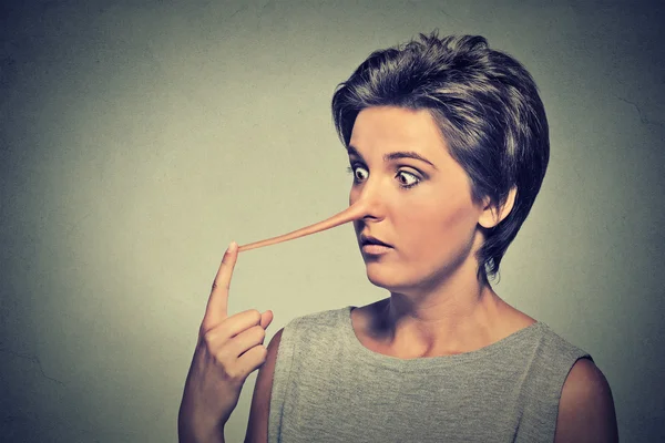 Vrouw met lange neus. Leugenaar-concept — Stockfoto