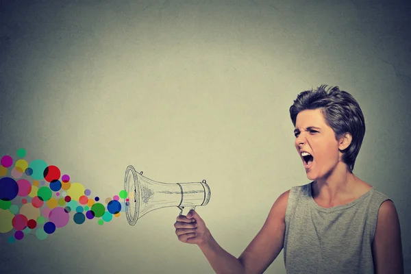 Raiva gritando jovem mulher segurando megafone — Fotografia de Stock