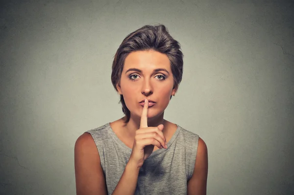 Une femme secrète. Jeune femme montrant signe du silence de la main, demandant de garder le silence — Photo