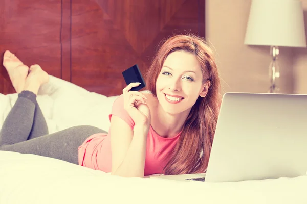 Frau mit Laptop beim Online-Einkaufen zeigt Kreditkarte — Stockfoto