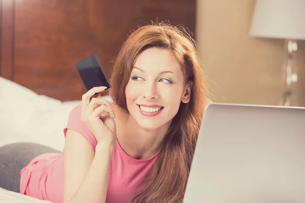 Woman with laptop shopping on line holding showing credit card — Stock Photo, Image