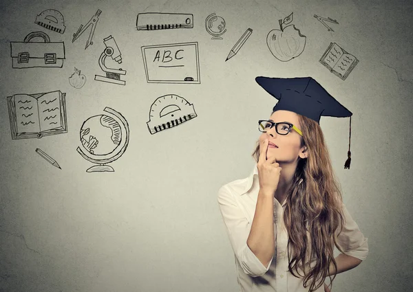 Business woman with graduation hat looking up thinking about education — Stock Photo, Image