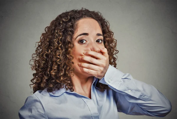 Bang van de jonge vrouw die betrekking hebben met hand op haar mond — Stockfoto