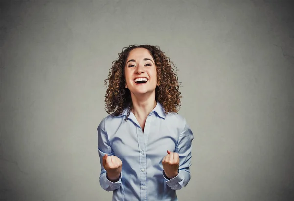 Femme heureuse exulte pompage poings extatique célèbre le succès crier — Photo