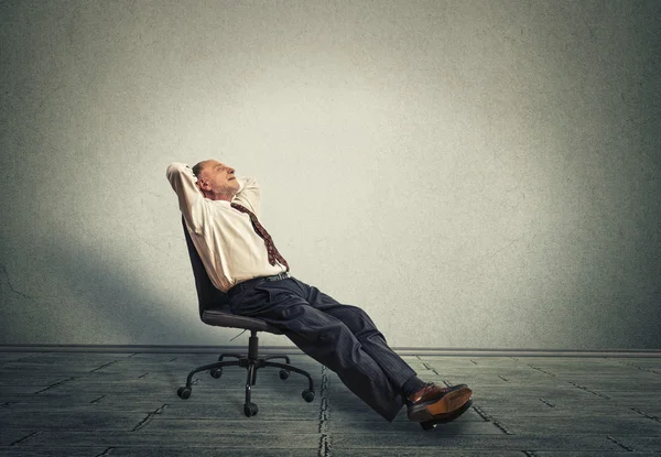 Happy senior mature business man relaxing in empty office — Stock Photo, Image
