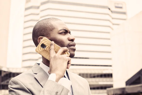 Perfil lateral primer plano guapo joven hombre de negocios hablando por teléfono móvil —  Fotos de Stock