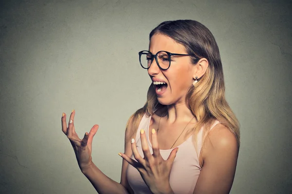 Arrabbiato frustrato giovane donna urlando — Foto Stock