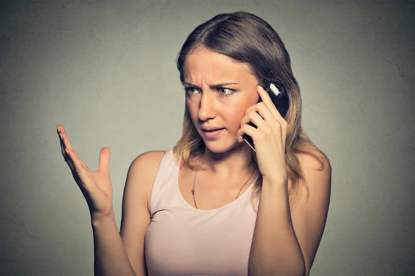 Molesto escéptico enojado, infeliz, mujer seria hablando por teléfono móvil — Foto de Stock