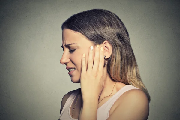 Side profile sick young woman having ear pain — 图库照片