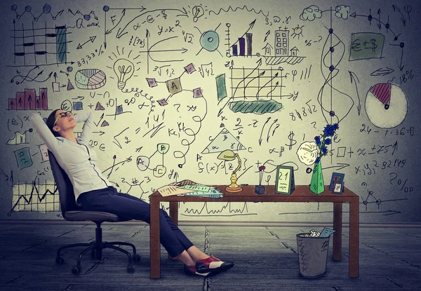 Young business woman relaxing at her desk in her office — Stock Photo, Image