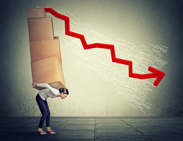 Стрессовая женщина с грудой больших коробок
