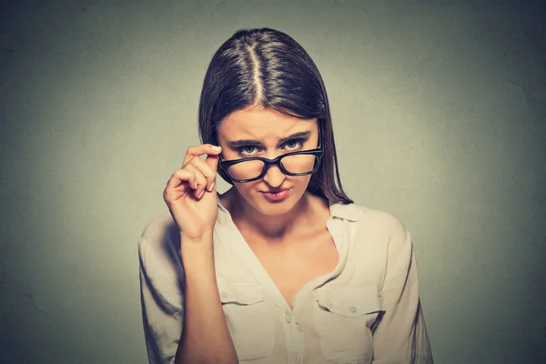 Headshot zły kobieta w okularach sceptycznie patrzy na Ciebie — Zdjęcie stockowe
