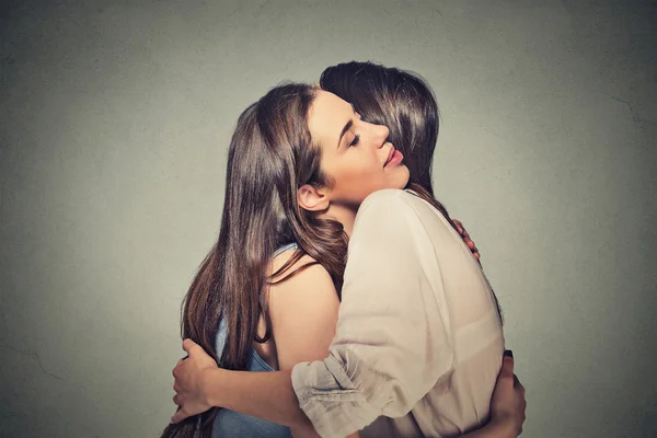 Twee vrienden vrouwen knuffelen elkaar — Stockfoto