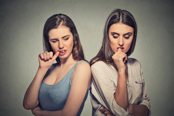 Duas meninas zangadas passando por um conflito em sua vida de relacionamento — Fotografia de Stock