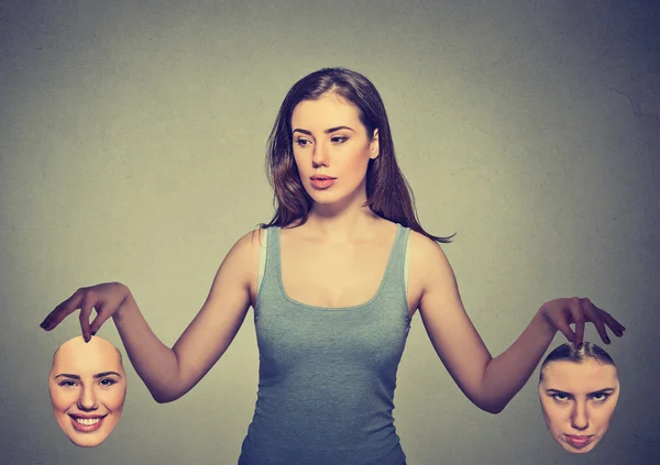 Mooi meisje bevat twee maskers — Stockfoto