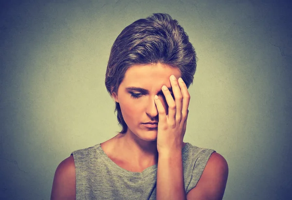 Mujer joven triste mirando hacia abajo —  Fotos de Stock