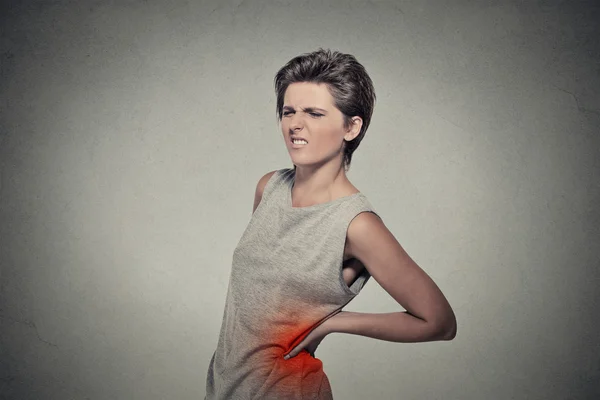 Junge Frau mit Rückenschmerzen Rückenschmerzen rot gefärbt — Stockfoto