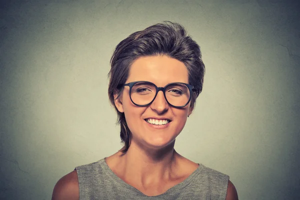 Riéndose joven mujer usando pesadas gafas de borde mirando a la cámara — Foto de Stock