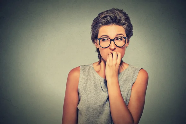 Mujer de aspecto nervioso mordiéndose las uñas anhelando algo ansioso — Foto de Stock