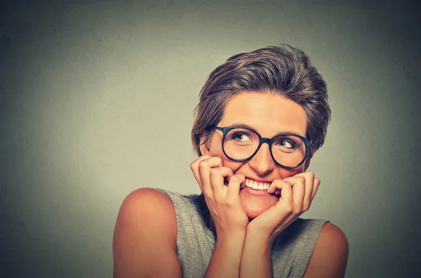 Nervoso stressato ansiosa giovane donna con occhiali ragazza mordere le unghie — Foto Stock