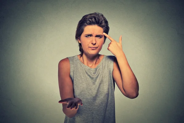 Wütende Frau gestikuliert mit dem Finger gegen die Schläfe und fragt, bist du verrückt? — Stockfoto