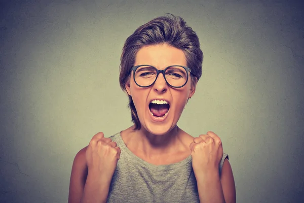 Mujer joven enojada con gafas gritando — Foto de Stock