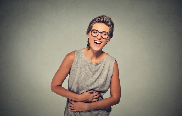 Portret van een jonge vrouw lachen. — Stockfoto