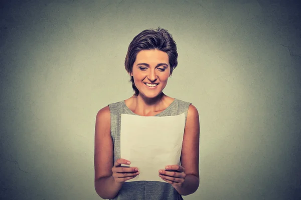 Усміхнена молода жінка з паперами — стокове фото