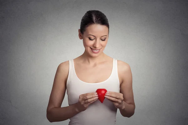 Mujer joven sosteniendo gota roja de sangre — Foto de Stock