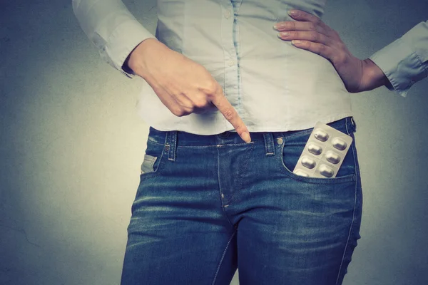 Abgeschnittenes Bild einer Frau, die mit dem Finger auf Tabletten in ihrer Tasche zeigt — Stockfoto