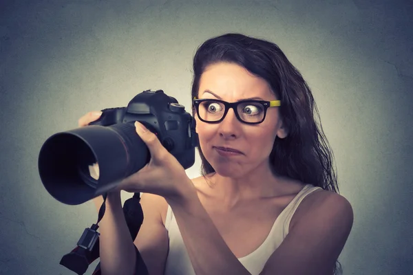 Closeup engraçado olhando jovem mulher com câmera digital — Fotografia de Stock