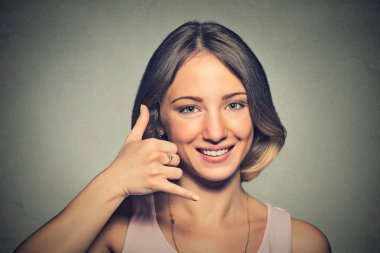 genç kadın bana işareti de gösteren yapma