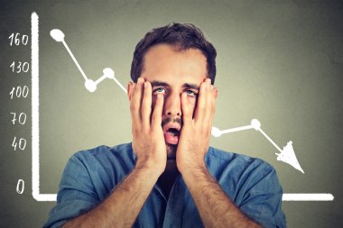 hayal kırıklığına uğramış genç adam mali piyasa grafik grafik iniyor ile umutsuz vurguladı
