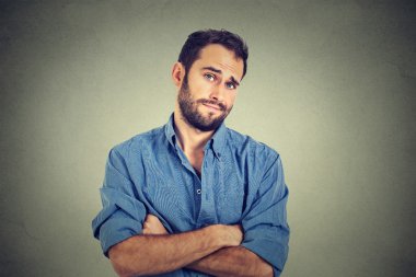 şüpheci adam biraz tiksinti onun yüzünde şüpheli, bakan