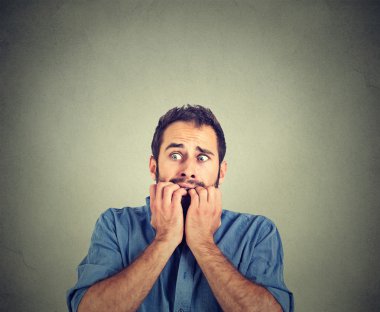 Kafayı parmak portre endişeli genç adam onun ısırma çivi