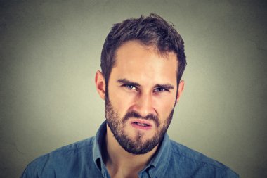 Sıkıntı. Kızgın memnun genç adam