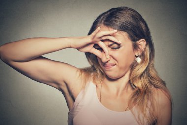 kadın parmakları görünümü ile tiksinti ile burun bir şey kokuyor kötü koku pinches