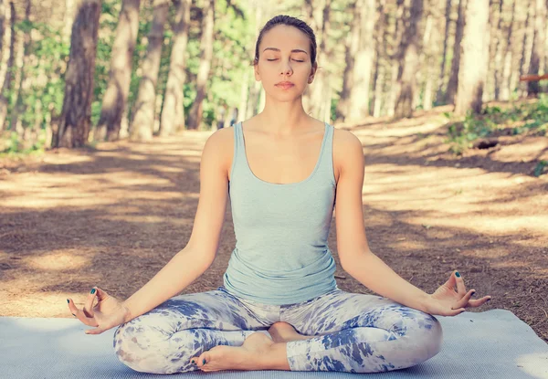 Güzel genç kadın açık havada bahar yaz parkta meditasyon